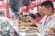 梦见抓虾“嗦粉”经济火热 中国多地“食力”出圈